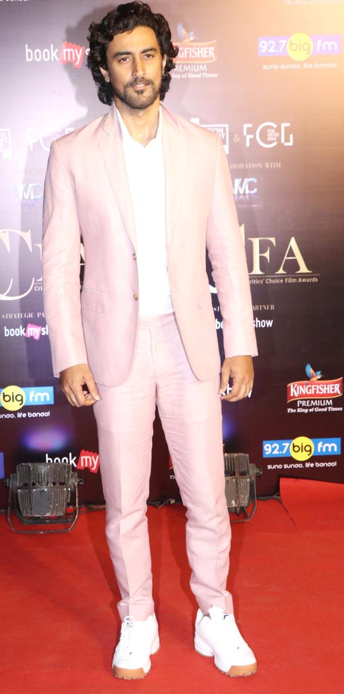 The just and unbiased critics community at the awards, comprises of the most renowned names of the industry like Anupama Chopra and Rajeev Masand, amongst the senior most journalists who wear their experience as pride.
In picture: Kunal Kapoor opted for a powder pink pantsuit to walk the red carpet award ceremony. 