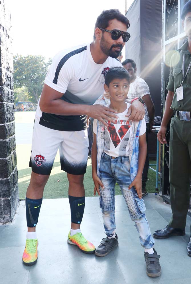Shabir Ahluwalia was also spotted at the football game held for a charity purpose at a popular playground in Juhu, Mumbai. 