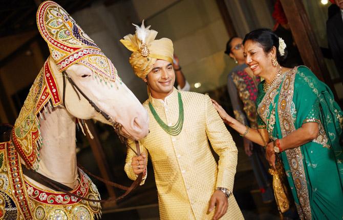Candid click! Ssharad Malhotra with his mother, as the 'dulhe raja' is all set to enter the holy matrimony.