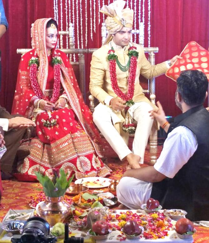 We take a look at some candid pictures clicked by the guests at Ssharad Malhotra and Ripci Bhatia's wedding ceremony.