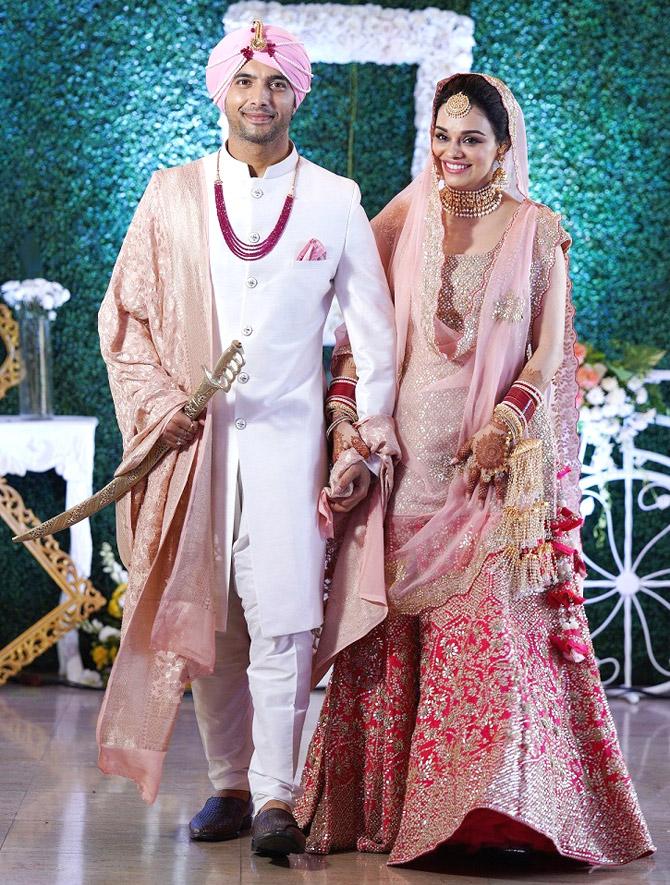 Ssharad Malhotra and Ripci Bhatia looked stunning at their Anand Karaj ceremony also, that took place Saturday morning (April 20, 2019) at the Four Bungalows Gurudwara, Mumbai.