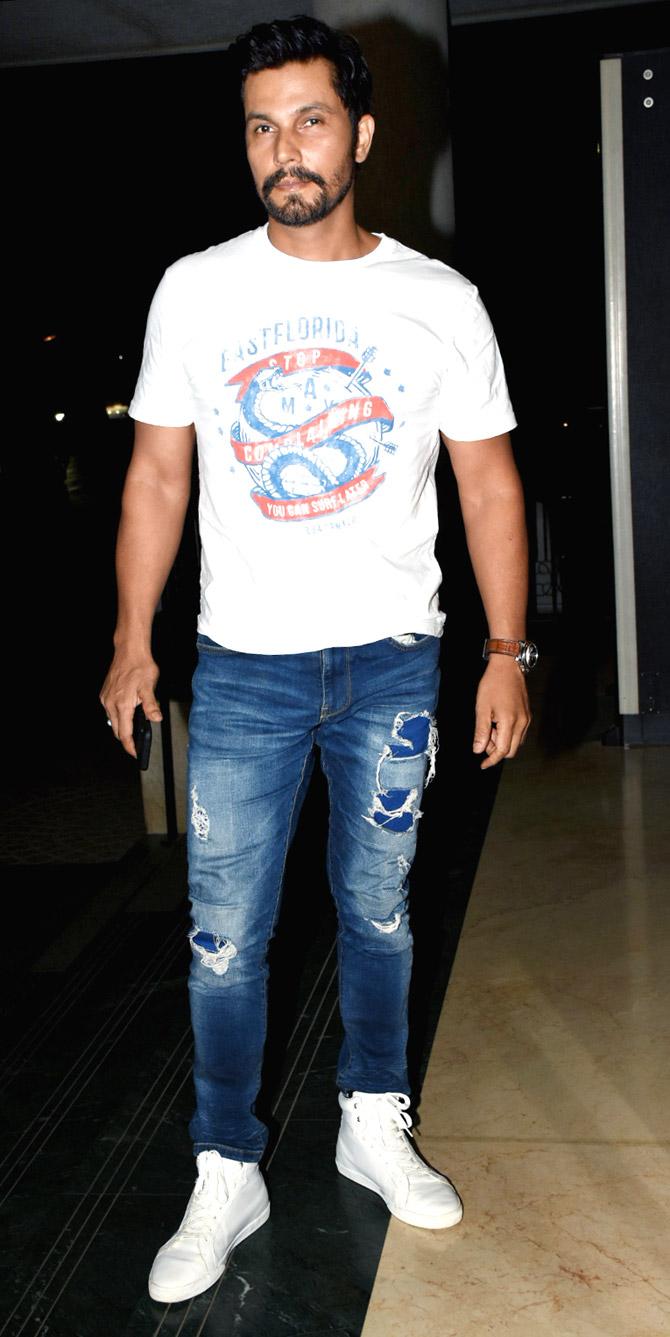 Randeep Hooda too opted for a casual outfit for Manoj Bajpayee's 50th birthday celebrations. The duo had shared screen space in Tiger Shroff and Disha Patani's Baaghi 2.