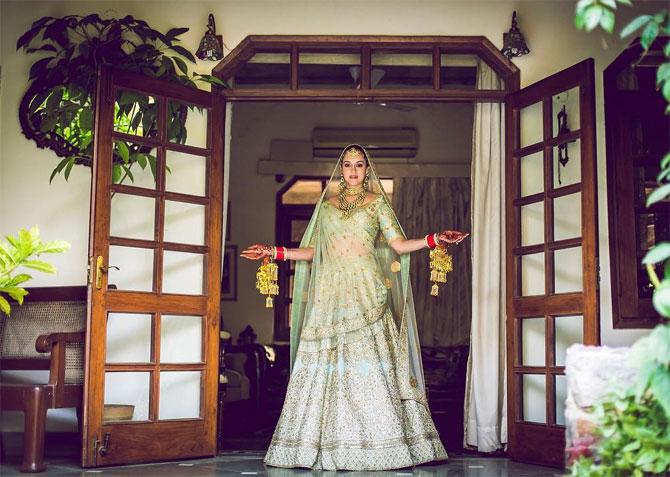 Nafisa Ali's daughter and Sabyasachi bride Pia Sodhi wore an unusual bird's egg blue lehenga designed in an Indo-Victorian pattern in fine Aari taari and zardosi from the Devi Collection. Pia Sodhi tied the knot with childhood friend Kshitij Khemka