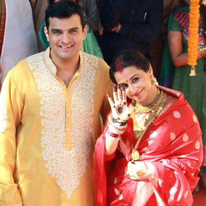 Vidya Balan wore a nine-yard Kanjivaram saree designed by Sabyasachi. She also wore delicately designed traditional South Indian gold jewellery along with some of her mother Saraswati's ancestral baubles as she married producer Siddharth Roy Kapur at a temple in Mumbai