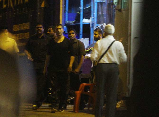 While Ananya Panday was spotted in the day, Akshay Kumar was spotted at the FilmCity in Goregaon. Akki was shooting for a night shoot at the studios. Akshay will next be seen in Good News, Mission Mangal, Sooryavanshi, Housefull 4 and web series.