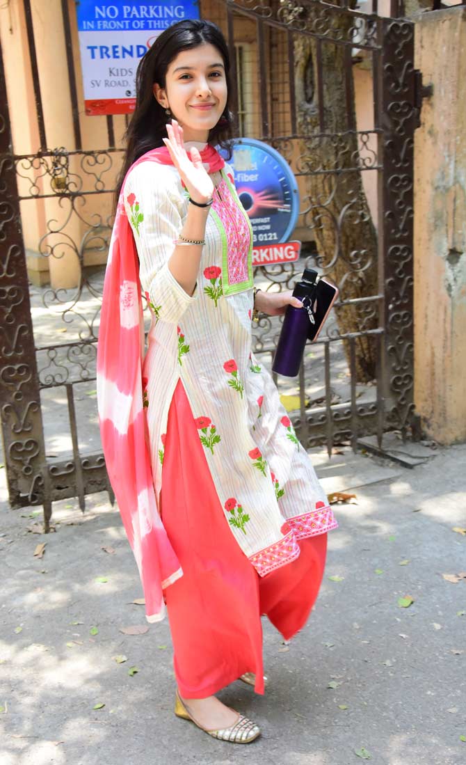 Shanaya Kapoor was also snapped at her dance studio in Bandra, Mumbai. The star kid was seen wearing a pretty Indian attire, which looked perfect for this summer. 