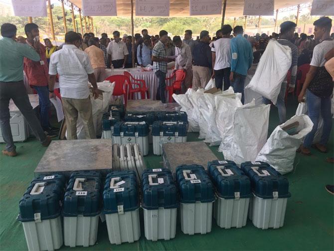 Out of 3,11,92,823 eligible voters, 1,66,31,707 are men, 1,45,59,698 women and 1,418 members of the third gender. In the 2014 general polls, the BJP won eight out of these 17 seats and its ally Shiv Sena bagged nine. The BJP last year also won the bypoll to Palghar Lok Sabha seat, where sitting MP Rajendra Gavit is contesting on Shiv Sena's ticket this time.