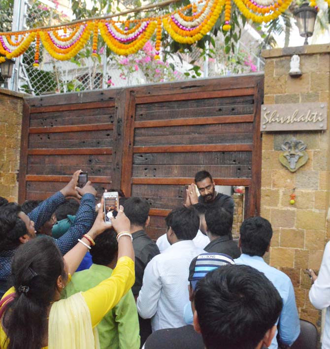 Shweta Basu Prasad Vivek Agnihotri Pallavi Joshi Katrina Kaif Giorgia Andriani Anushka Sharma Swara Bhasker Rakul Preet Singh And Ajay Devgn Were Clicked In The City See Pictures Not known (he has not shared his personal number with anyone because actor ajay devgan management contact details. shweta basu prasad vivek agnihotri