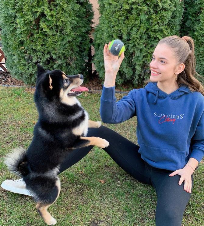 Besides Victoria Secret's, Barbara Palvin has walked the runway for top luxury brands such as Prada, Chanel, Miu Miu, and Vivienne Westwood. She has even done campaigns with H&M and Armani to name a few.
In pic: Barbara Palvin plays with her sister Anita Palvin's puppy Sushi!