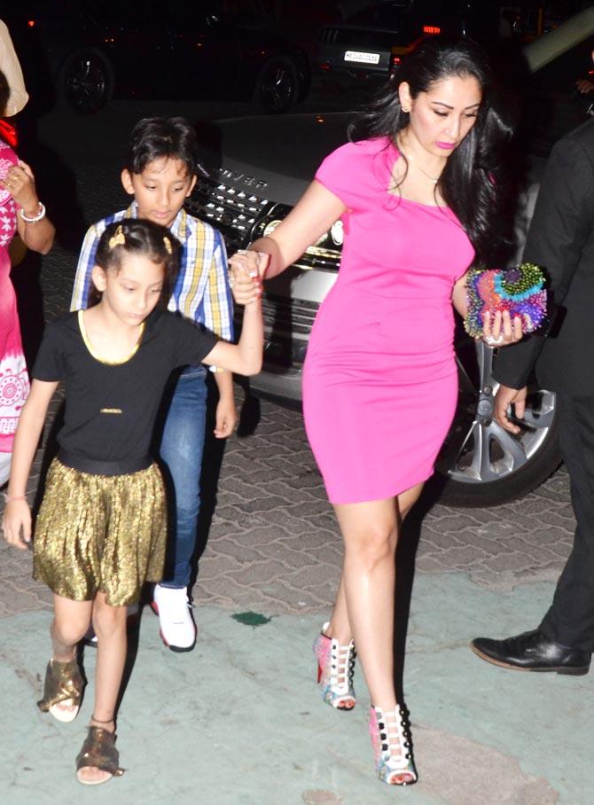 Maanayata Dutt was also spotted in the same restaurant with the twins - Iqra and Shahraan. Maanayata opted for a pretty pink body-cacoon dress for the outing, which she paired it with peppy coloured corset sandals. 