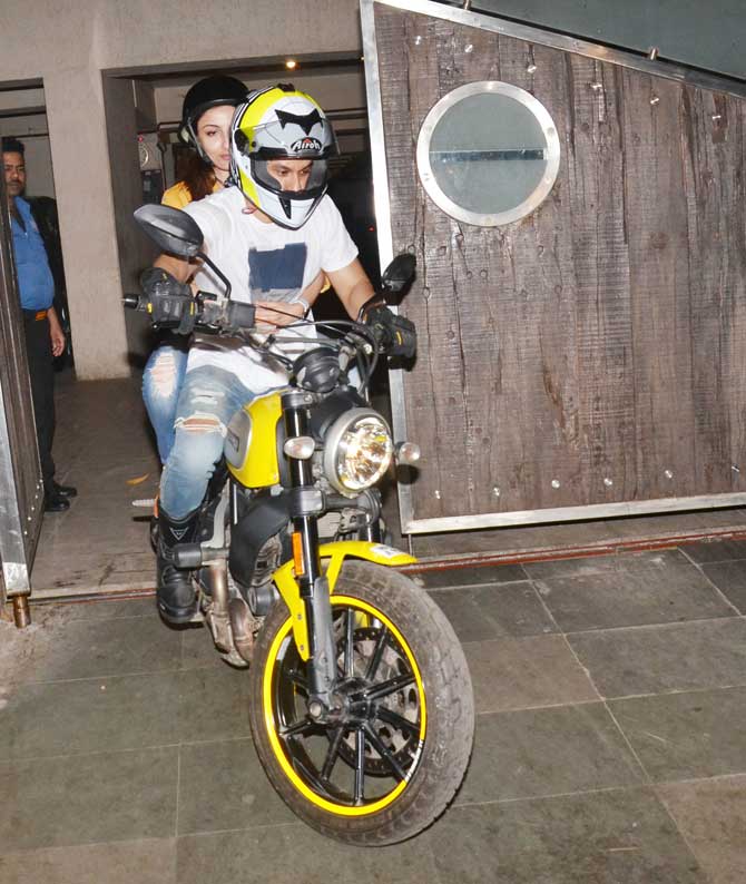 Cool couple Soha Ali Khan and Kunal Kemmu were spotted arriving at Saif-Kareena's home for the party on Kemmu's bike. 