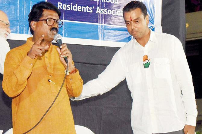 South Mumbai MP Arvind Sawant (left) took potshots at Congress leader Milind Deora at the meeting at Altamount Road. Pic/Suresh Karkera