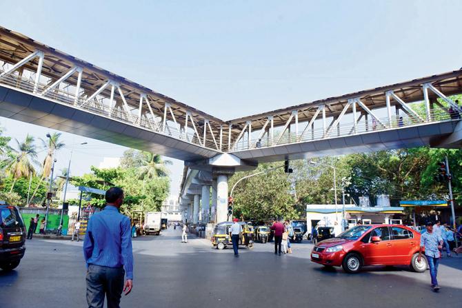 The skywalk on SV Road at Bandra West near Lucky Restaurant is a rather long and winding one, connecting a number of places