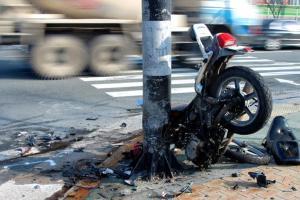 Mumbai: Biker fractures leg after drunk constable crashes van into him