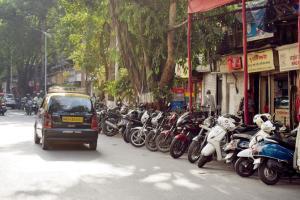 Mumbai: Residents, cops come to blows over towing row at Elphinstone