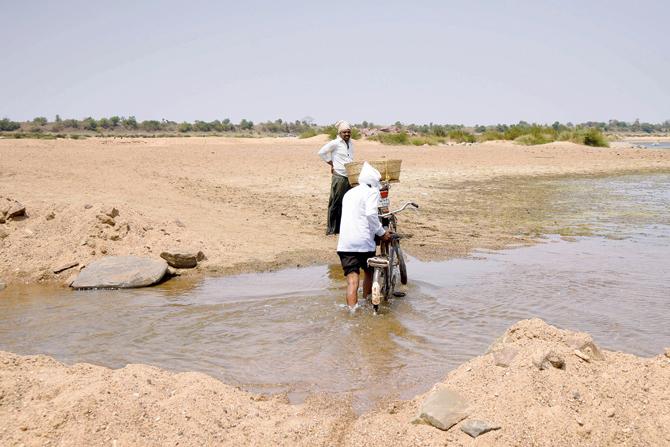 Villagers from Nipandra village in Chandrapur are forced to walk through the Wainganga river, owing to the lack of a bridge, to reach Bramhapuri in Gadchiroli