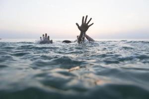 Mumbai: Two admitted to hospital after Juhu beach mishap