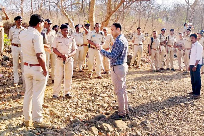 A team of 100 Forest Department (FD), SRPF and excise department officials on Tuesday carried out the combing operation