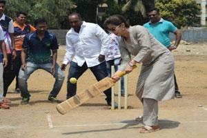 Urmila Matondkar spotted playing cricket with fans in Kandivli
