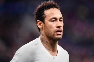 Neymar hits fan after PSG's defeat in French Cup final