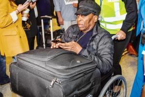 Pele returns to Brazil after leaving hospital in France