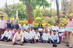 Retired Mumbai University staffers protest at Fort campus