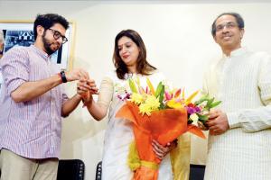 Stung, Congress torchbearer spurns party, turns to Shiv Sena