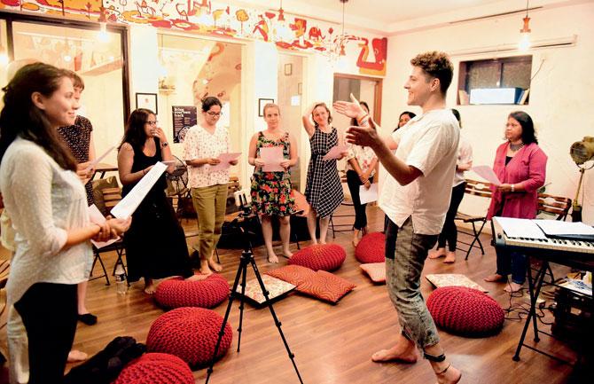 Tristan Knelange takes a choir through the paces at Haiku Jam in Bandra. Pic/Bipin Kokate