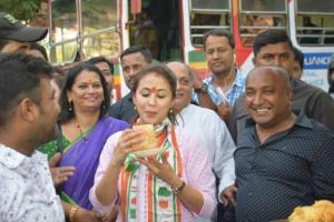 Watch video: Urmila Matondkar enjoys vada pav during election campaign