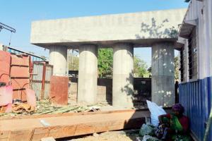 Mumbai: Illegal stall holds up work on vital bridge in Vikhroli