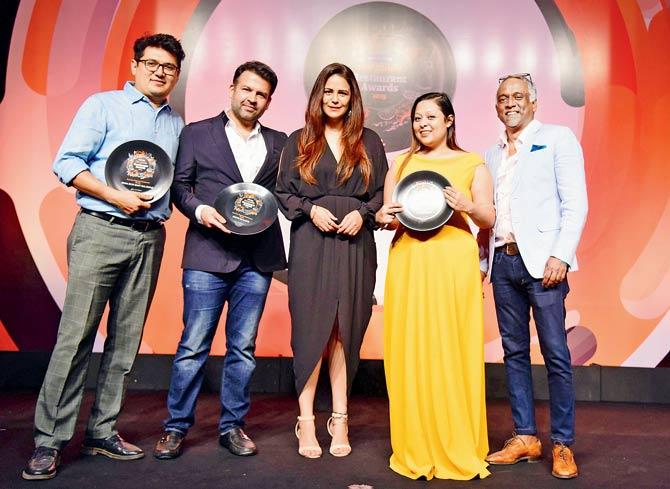 Mona Singh with the winners of Best New Regional Restaurant, (left to right) Dharmesh Karmokar (Duma Dum Mast Kalandar), Hitesh Vijan (House of Lloyd), Priyadarshini Dey (Rajbari Rasai) and Kishor DF (Tanjore Tiffin Room)