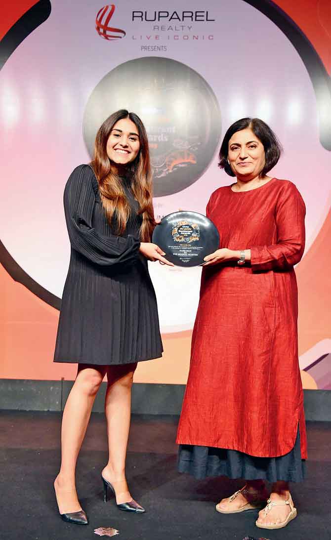 Karyna Bajaj of Hakkasan receives the award for Ode to The City from Jagran Prakashan Ltd. president Apurva Purohit