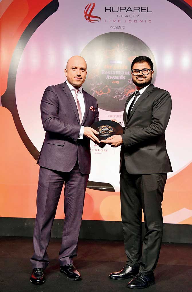 Elie Houbeich, EAM – Food and Beverage, The St Regis Mumbai, hands the Best New Celebrity Den trophy to Saurabh Deshmukh of Cecconi’s – Soho House