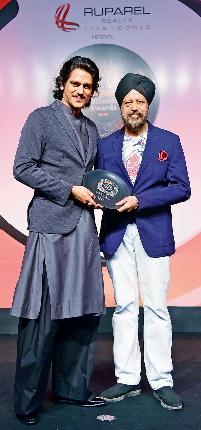 Vijay Varma hands Buntoo Singh of Quarter Canteen the award for Best New VFM Bar