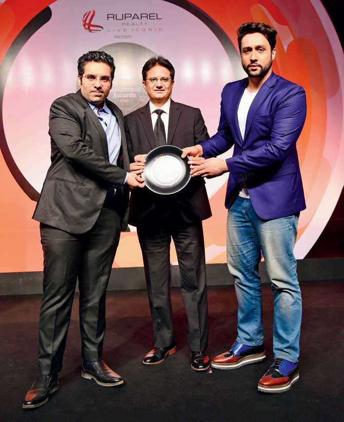 Mid-day Infomedia Ltd. CEO Sandeep Khosla hands the award for Best New Witching Hour Grub to Thooso owners Jaikumar Taurani and Adhyayan Suman