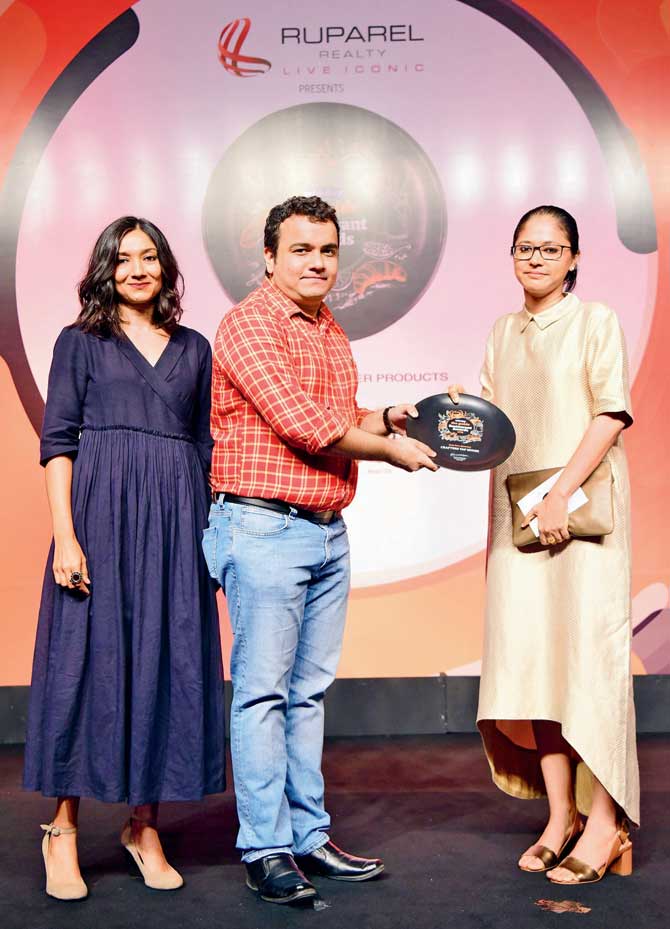 Dhruvi Acharya and Shilpa Gupta with Crafters Tap House’s Vipul Hirani, winner of Best New Brewery