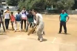 Watch video: Urmila Matondkar plays cricket with youngsters in Charkop