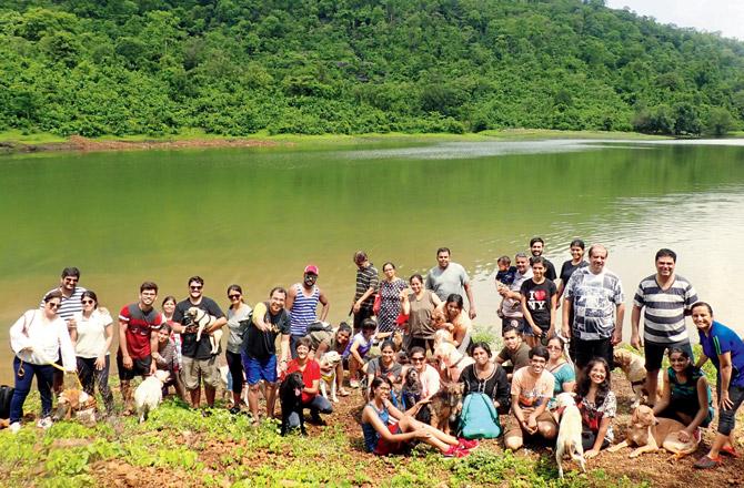 A group of guests visit a lake during a camping getaway in Manor