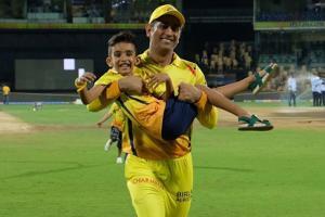 Watch video: MS Dhoni races with Shane Watson and Imran Tahir's kids