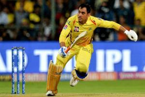 It is difficult to convince Dhoni to take rest, says Mike Hussey