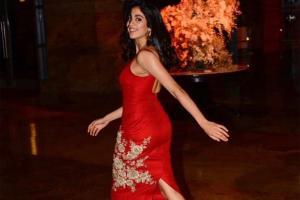 Video: Janhvi Kapoor can't keep calm for first award-show performance