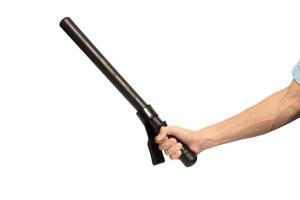 Mumbai: Cop gets hit with his own lathi by miscreant in Mankhurd