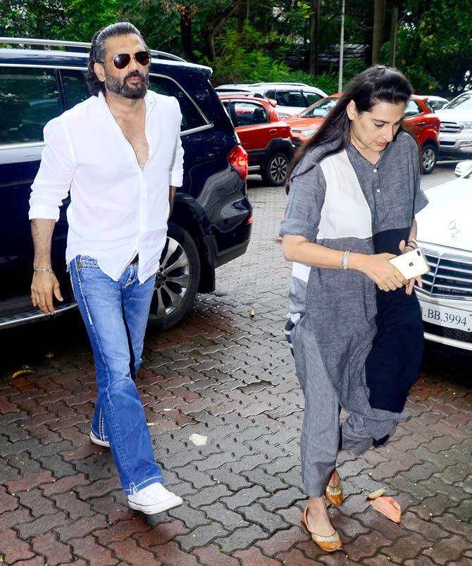 Suniel Shetty and wife Mana Shetty arrive for Kaykasshan Patel's husband Areef Patel's funeral.