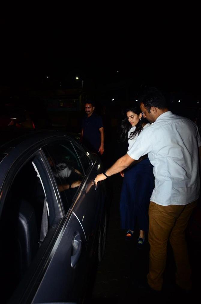 For her outing in the suburbs, Shloka Mehta donned a simple white top and paired it with royal blue palazzo pants. Shloka completed her look with a pair of blue slip-ons and a matching blue mini-handbag.