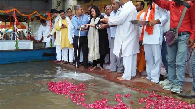 Sushma Swaraj's last rites were performed by her daughter Bansuri Swaraj. Swaraj was cremated with full state honours at Lodhi crematorium in New Delhi. In the pic, Bansuri Swaraj immerses her mother's ashes in River Ganga, in Hapur district of Uttar Pradesh.