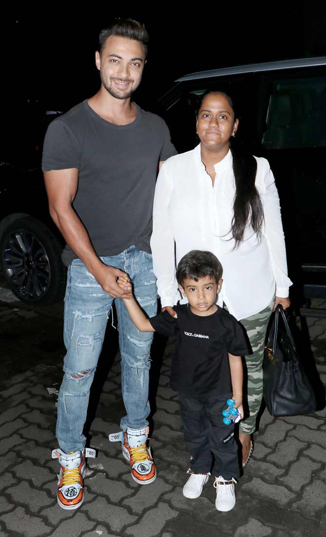 Aayush Sharma stepped out with wife Arpita Khan and son Ahil for dinner at a restaurant in Bandra, Mumbai. Aayush sported a grey shirt with basic denim, paired with funky sneakers, while wifey Arpita opted for a white shirt and camouflage pant. Ahil looked cute in black outfit with white shoes. Picture Courtesy/Yogen Shah