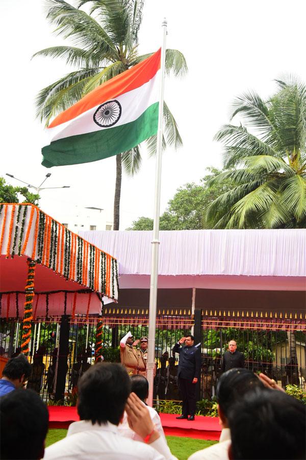 Maharashtra Chief Minister Devendra Fadnavis hoisted the National Flag at his Varsha residence in Mumbai. The CM also hoisted the National Flag at Mantralaya in Mumbai in presence of many dignitaries on Independence Day!