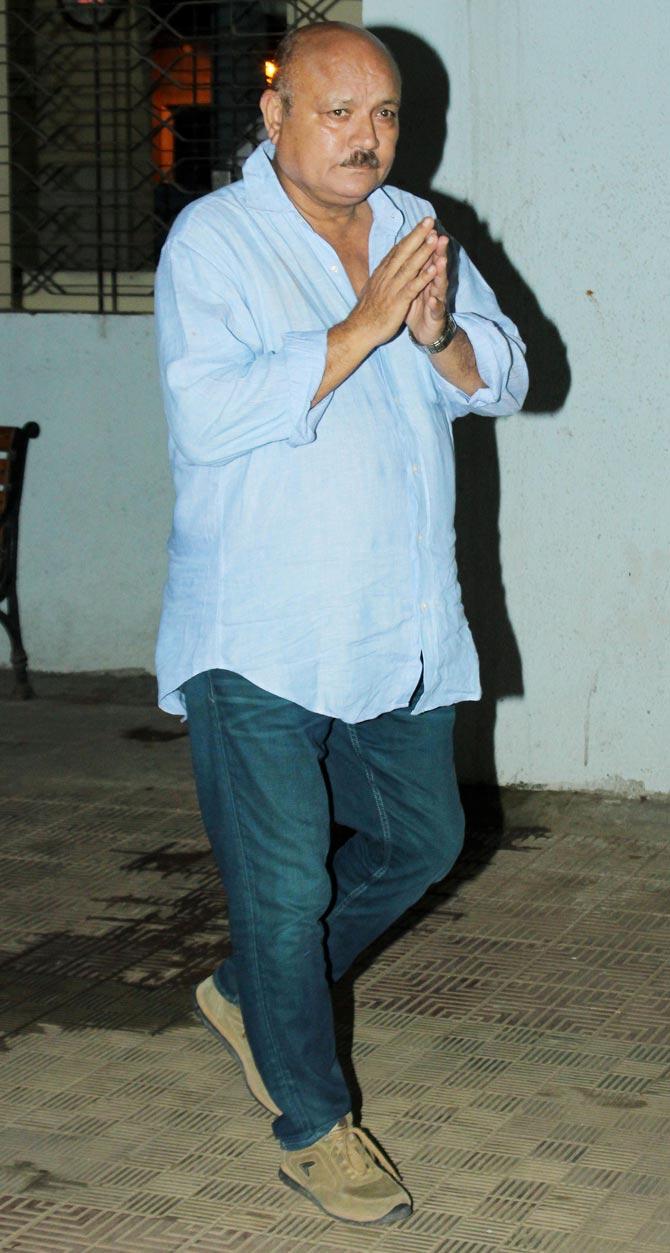 Arun Bakshi, who is known for his roles in Diljale (1996), Gopi Kishan (1994), Saajan Chale Sasural (1996), also came in to offer his condolences to Vidya Sinha's family at her last rites in Mumbai.