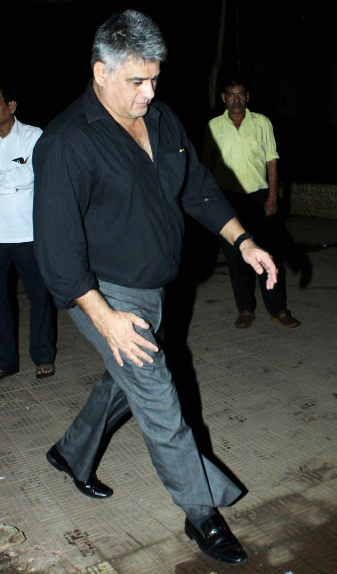 Ayub Khan also came in to pay his respects to Vidya Sinha at her last rites in Mumbai.