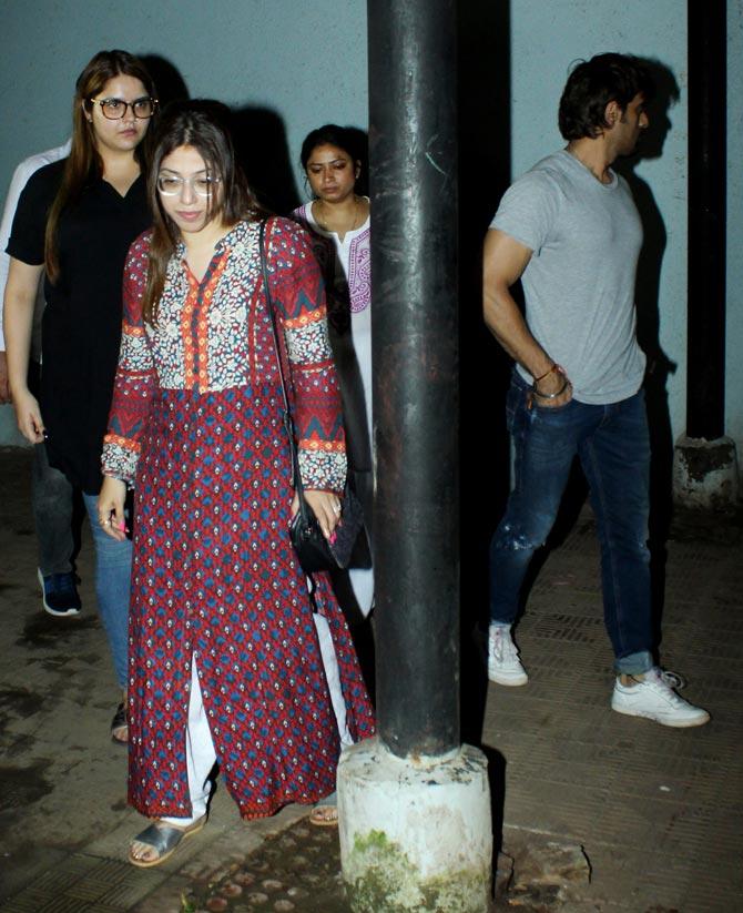 Since Vidya Sinha's condition was critical, she had been put on ventilator, but failed to recover and passed away around 1 pm on August 15. She was diagnosed with lung and heart disorders.
In picture: Mohit Malik and wife Aditi came in to offer their condolences to Vidya Sinha's family.